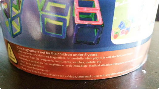 <p>This is the “warning” label appearing on the tub.<br/></p>